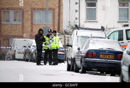 Polizeibeamte am Tatort in Barking, Ost-London, wo Sukhwinder Singh tödlich erstochen wurde, als er versuchte, zwei Räuber zu stoppen, die eine Frauentasche gestohlen hatten. Stockfoto