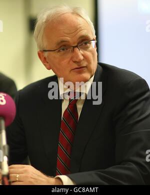 Minister für Umwelt, Kulturerbe und Kommunalverwaltung John Gormley TD in den Büros des Nationalen Notkoordinators heute während seiner Pressekonferenz, während das Land sich für bis zu 10 cm Schnee in den kommenden Tagen aufrast. Stockfoto