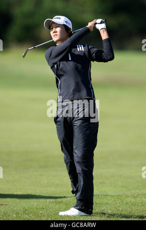 Golf - Ricoh Women's British Open - Tag 1 - Royal Lytham und St. Anne's Golf Course. Koreas Song Hee Kim spielt das Fairway ab Stockfoto