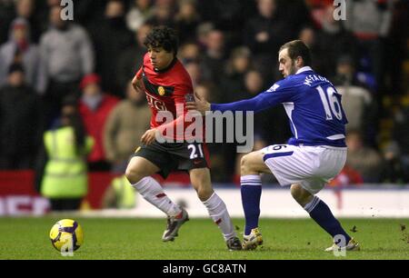 Fußball - Barclays Premier League - Birmingham City / Manchester United - St Andrews Stadium. Rafael Da Silva von Manchester United (links) und James McFadden von Birmingham City kämpfen um den Ball Stockfoto