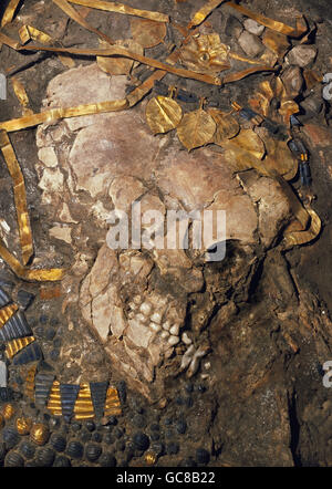 Tod, Gräber, antike Welt, Muquiyyar Friedhof, Ur, Schädel und Schmuck einer Hofdame, frühe dynastische Zeit, um 2600 - 2400 v. Chr., Irakisches Nationalmuseum, Bagdad, Todeskult, Grab, Sumer, Sumerer, Mesopotamien, Antike, Irak, Menschen, Frauen, Gold, historisch, historisch, antike Welt, Additional-Rights-Clearences-not available Stockfoto