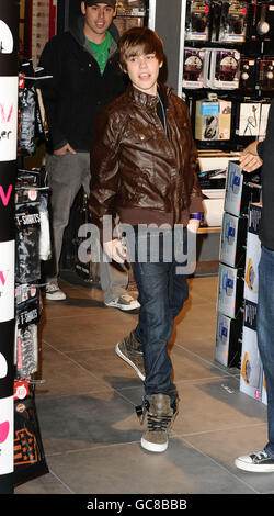 Justin Bieber bewirbt sein neues Album bei HMV im Westfield Shopping Centre, London. Stockfoto