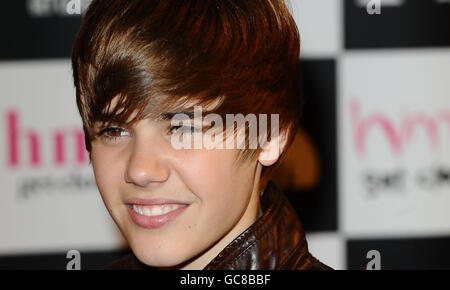 Justin Bieber bewirbt sein neues Album bei HMV im Westfield Shopping Centre, London. Stockfoto