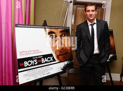 Clive Owen nimmt an der Vorführung des neuen Films The Boys Are Back im Soho Hotel in London Teil. Stockfoto