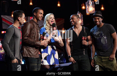 Moderatorin Fearne Cotton mit JLS (von links nach rechts) Aston Merrygold, Marvin Humes, JB und Oritse Williams während der Startparty der Brit Awards 2010 Nominierungen im IndigO2 im Südosten Londons. Stockfoto