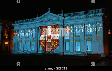 Das Senatshaus der Universität Cambridge im Stadtzentrum von Cambridge wird während einer spektakulären Lichtshow beleuchtet, die das Ende der 800-jährigen Feierlichkeiten markiert, die vor genau einem Jahr begannen. Stockfoto