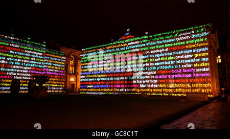 Das Senatshaus der Universität Cambridge im Stadtzentrum von Cambridge wird während einer spektakulären Lichtshow beleuchtet, die das Ende der 800-jährigen Feierlichkeiten markiert, die vor genau einem Jahr begannen. Stockfoto