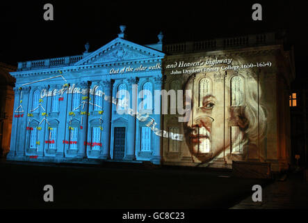 Das Senatshaus der Universität Cambridge im Stadtzentrum von Cambridge wird während einer spektakulären Lichtshow beleuchtet, die das Ende der 800-jährigen Feierlichkeiten markiert, die vor genau einem Jahr begannen. Stockfoto