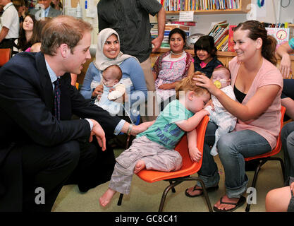 Prinz William spricht mit Jennifer McDermott und ihren Kindern Oliver und Baby Finn, während eines Besuchs im Wellington Children's Hospital in Welligton, Neuseeland. Stockfoto