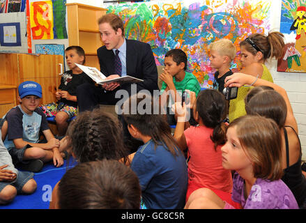 Prinz William liest Kindern eine Geschichte im Redfern Community Centre in Redfern, etwas außerhalb von Sydney in Australien, nachdem er aus Neuseeland für einen inoffiziellen dreitägigen Besuch eingeflogen ist. Stockfoto