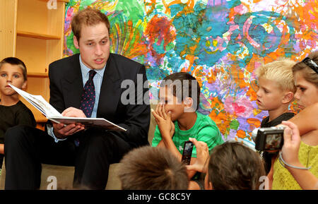 Prinz William liest Kindern eine Geschichte im Redfern Community Centre in Redfern, etwas außerhalb von Sydney in Australien, nachdem er aus Neuseeland für einen inoffiziellen dreitägigen Besuch eingeflogen ist. Stockfoto