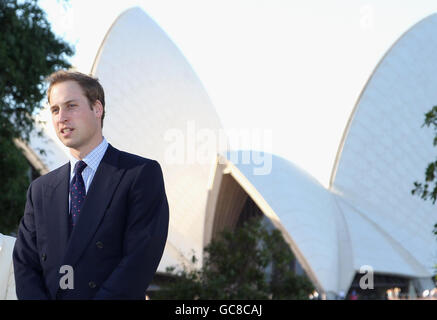 Prinz William posiert während eines Besuchs in Sydney, Australien, für ein Foto mit Blick auf das Opernhaus, nachdem er aus Neuseeland zu einem inoffiziellen dreitägigen Besuch geflogen ist. Stockfoto