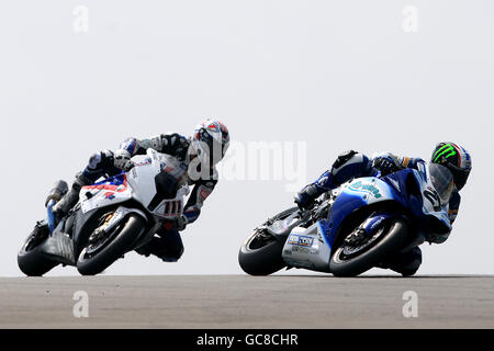 Der britische Leon Camier von Airwaves Yamaha (rechts) führt die USA an John Hopkins von Stiggy Racing Honda (links) während des Rennens Stockfoto