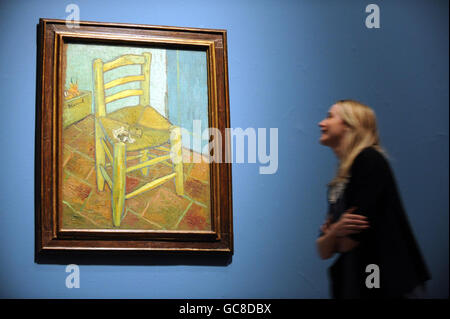 Galerie-Arbeiter mit Van Goghs Stuhl, 1888-1889, bei der Vorschau von The Real Van Gogh: The Artist and His Letters an der Royal Academy, Piccadilly, London. Stockfoto