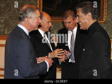 Der Prinz von Wales spricht mit dem pakistanischen Shah Mehmood Qureshi (rechts), während der Herzog von York mit dem Aga Khan während eines Empfangs für die Delegierten Afghanistans spricht: Der Londoner Konferenz im St. James's Palace im Zentrum von London. Stockfoto