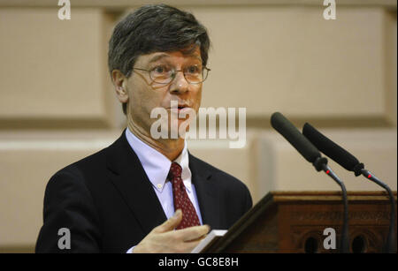 Der weltbekannte Ökonom Jeffrey Sachs nimmt an der 240. Sitzung der Trinity College Historical Society Teil, um die Goldmedaille der Gesellschaft für herausragende Beiträge zum öffentlichen Diskurs zu erhalten. Stockfoto