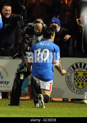 Rangers Nacho Novo feiert seinen zweiten Treffer während des Clydesdale Bank Premier League-Spiels in St. Mirren Park, Paisley. Stockfoto