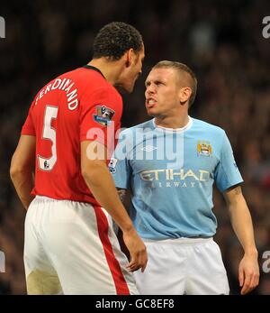 Fußball - Carling Cup - Halbfinale - zweite Etappe - Manchester United / Manchester City - Old Trafford. Rio Ferdinand von Manchester United (links) hat eine Auseinandersetzung mit Craig Bellamy von Manchester City (rechts) Stockfoto