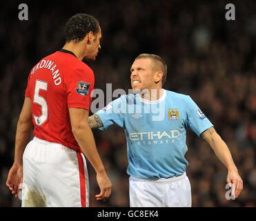 Rio Ferdinand von Manchester United (links) hat eine Auseinandersetzung mit Manchester Craig Bellamy (rechts) Stockfoto