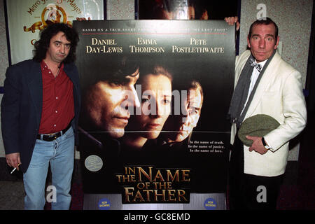 Gerry Conlon (l), einer der Guildford Four, in London, zur Eröffnung von „in the Name of the Father“, einem umstrittenen Film über die Notlage der vier, in dem Daniel Day-Lewis als Gerry Conlon und Pete Postlethwaite (r) als Gerry's Father, Guiseppe, die Hauptrolle spielte Stockfoto