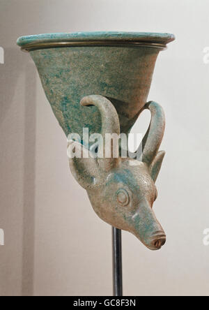 Bildende Kunst, antike, Parthien, Schiffe, Rython mit Gazelle hören, blau glasierte Keramik, 2.-3. Jahrhundert n. Chr., Höhe: 22,5 cm, irakische nationale Museum Baghdad, Stockfoto