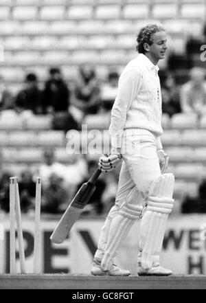 Cricket - England gegen Neuseeland - Neuseeland in England 1986 (3. Test) - Tag vier - das Oval. Der englische Schlagmann David Gower macht sich auf den Weg zurück zum Pavillon