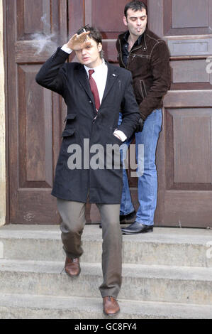 Sänger Pete Doherty raucht vor dem Gloucester Crown Court eine Zigarette, wo er nach einem Auftritt des gefährlichen Fahrens beschuldigt wird. Stockfoto