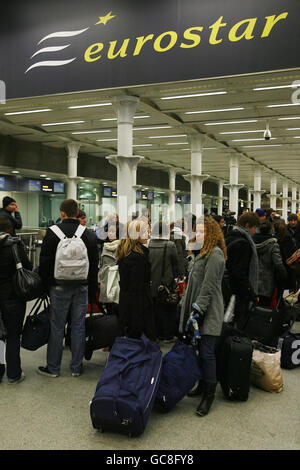 Die Passagiere bleiben an einem dritten Tag in Folge gestrandet, da Eurostar-Verbindungen aufgrund des schlechten Wetters in Südost-England und Nordfrankreich wieder gestrichen werden. Stockfoto