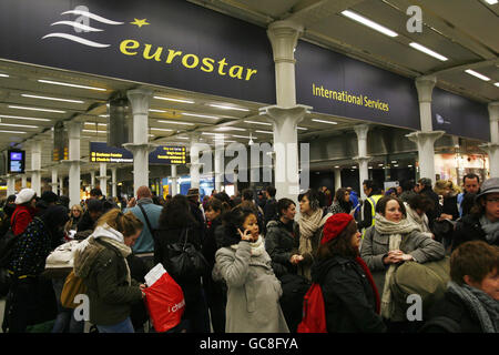 Die Passagiere bleiben an einem dritten Tag in Folge gestrandet, da Eurostar-Verbindungen aufgrund des schlechten Wetters in Südost-England und Nordfrankreich wieder gestrichen werden. Stockfoto