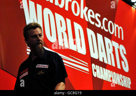 Der Australier Simon Whitlock feiert während seines Spiels gegen den Briten Colin Osborne während der World Darts Championship Ladbrokes.com im Alexandra Palace, London. Stockfoto