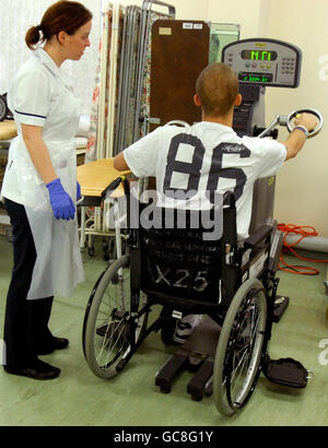 Ein verletzter Militärangehöriger während einer Physiotherapie im Selly Oak Hospital in Birmingham. Stockfoto