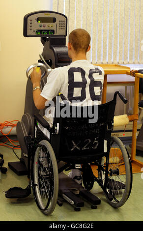 Ein verletzter Militärangehöriger während einer Physiotherapie im Selly Oak Hospital in Birmingham. Stockfoto