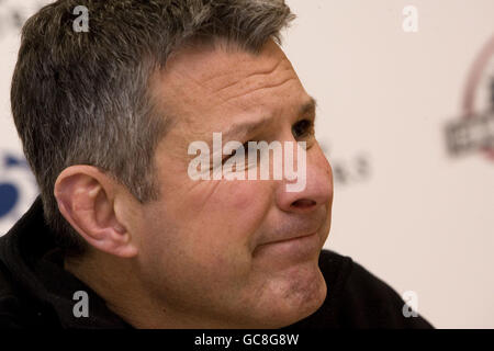 Rugby Union - Glasgow Warriors und Edinburgh Rugby Pressekonferenz - Greaves Sports. Sean Lineen, Cheftrainer der Glasgow Warriors, während einer Pressekonferenz bei Greaves Sports in Glasgow. Stockfoto