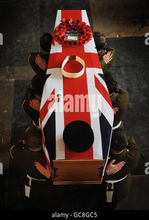 Der Sarg von Lance Corporal Adam Drane des 1. Bataillons das Royal Anglian Regiment kommt heute in der St. Mary's Church, Bury St. Edmunds in Suffolk an. Stockfoto