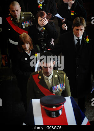 Der Sarg von Lance Corporal Adam Drane des 1. Bataillons das Royal Anglian Regiment kommt heute in der St. Mary's Church, Bury St. Edmunds in Suffolk an. Stockfoto