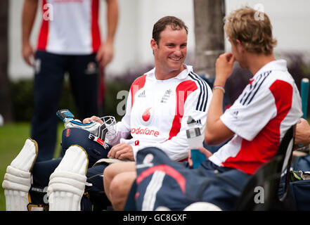 England Kapitän Andrew Strauss mit Stuart Broad während einer Nets Session in Kingsmead in Durban, Südafrika. Stockfoto