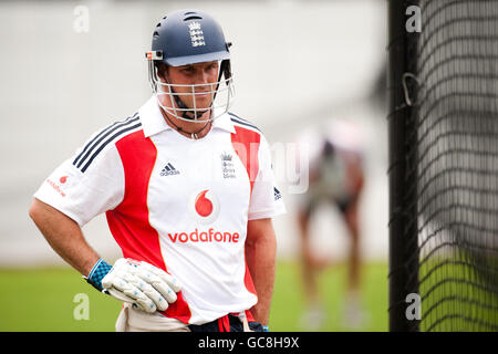 Cricket - England Netze - Kingsmead. Der englische Kapitän Andrew Strauss während einer Nets-Sitzung in Kingsmead in Durban, Südafrika. Stockfoto