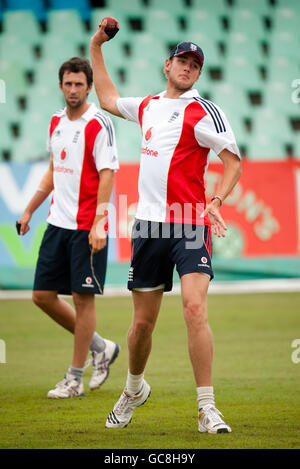 Englands Graham Onions (links) und Stuart Broad während einer Nets-Sitzung in Kingsmead in Durban, Südafrika. Stockfoto