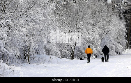 Ein weisses Weihnachtsfest auf den Hügeln oberhalb von Wass in der Nähe von Helmsley in North Yorkshire mit saisonalen Ausblicken für Wanderer. Stockfoto