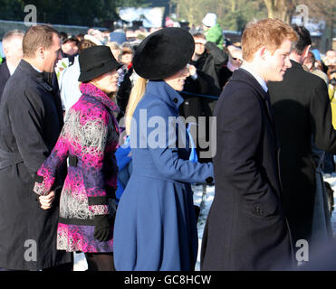 (Von links nach rechts) Peter Phillips und seine Frau Autumn, Zara Phillips und Prinz Harry verlassen die St. Mary Magdalene Church auf dem königlichen Anwesen in Sandringham in Norfolk, nachdem sie an einem Gottesdienst am Weihnachtstag teilgenommen haben. Stockfoto