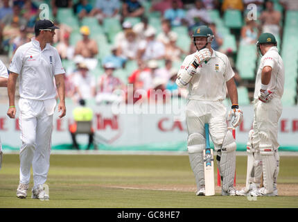 Der englische Kevin Pietersen (links) spricht mit dem südafrikanischen Kapitän Graeme Smith (zweiter rechts) während des zweiten Tests in Kingsmead, Durban, Südafrika. Stockfoto