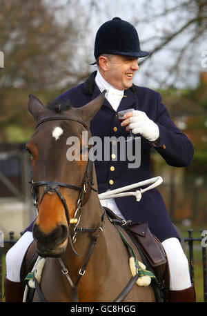 Mitglieder der Chiddingfold, Leconfield und Cowdray Hunt treffen sich zum traditionellen Boxing Day bei den Zwingern im Petworth House, Petworth, West Sussex. Stockfoto