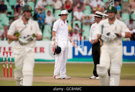 Der englische Kapitän Andrew Strauss spricht mit den Schiedsrichtern, während die südafrikanischen ab Devilliers und Mark Boucher während des zweiten Tests in Kingsmead, Durban, Südafrika, für schlechtes Licht aufbrechen. Stockfoto