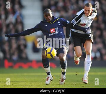 Sebastien Bassong von Tottenham Hotspur (links) und Bobby Zamora von Fulham (rechts) Kampf um den Ball Stockfoto