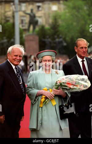 Ungarns Präsident Arpad Goncz (links) mit Königin Elizabeth II. Und dem Herzog von Edinburgh auf dem Budapester Parlamentsplatz während der offiziellen Begrüßung des Königspaares zu einem viertägigen Staatsbesuch in Ungarn. Stockfoto