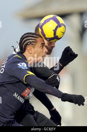 Fulham's Bobby Zamora (rechts) und Tottenham Hotspur's Benoit Assou-Ekotto (links) in Aktion während des Barclays Premier League Spiels in Craven Cottage, London. Stockfoto