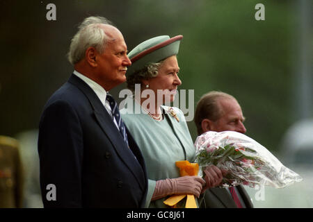 Ungarns Präsident Arpad Goncz (links) mit Königin Elisabeth II. Auf dem Budapester Parlamentsplatz während der offiziellen Begrüßung des Königspaares zu einem viertägigen Staatsbesuch in Ungarn. Stockfoto