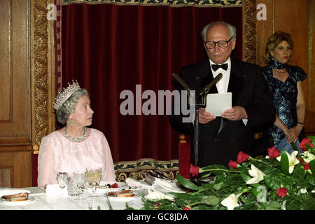 Königin Elizabeth II. Hört Ungarns Staatspräsident Arpad Goncz, während er während ihres Staatsbesuchs eine Rede auf dem Staatsbankett im Budapester Parlament hält. Stockfoto