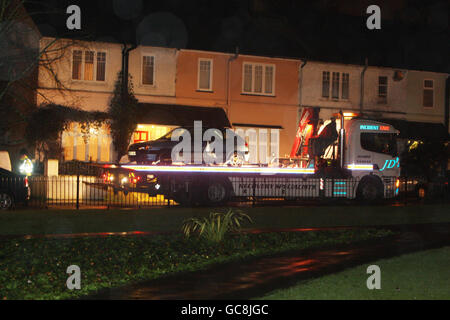 - BEACHTEN SIE, DASS DAS KENNZEICHEN VON DER PRESSE VERPIXELT WURDE ASSOCIATION EIN Fahrzeug wird von der Szene entfernt, nachdem ein vierjähriges Mädchen und ein Mann tot in einem Haus in Church Hill, Aldershot, Hampshire gefunden wurden. Stockfoto