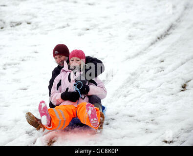 Graham Eales aus Brecon und seine Tochter Caitlin, 25, genießen den Schnee auf den Brecon Beacons. Stockfoto